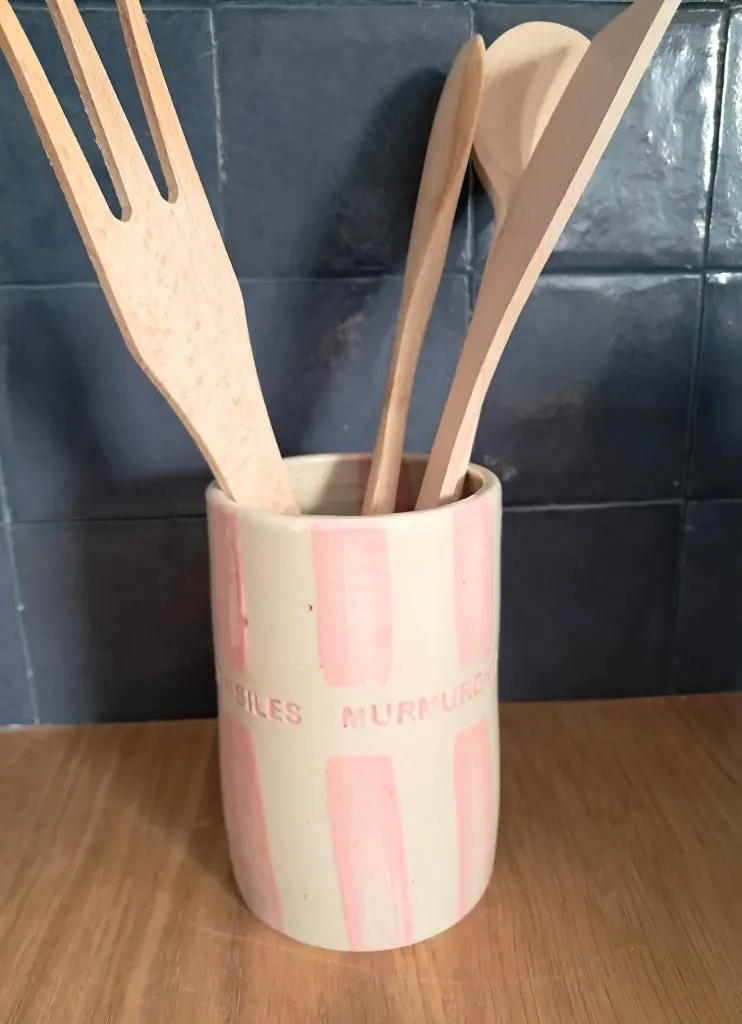 Pot à ustensiles rose Les ustensiles murmurent